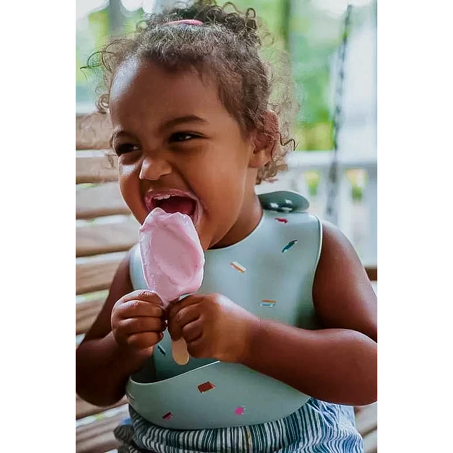 Babero de Silicona Celeste de Autos